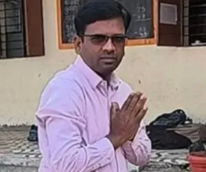 गटशिक्षणाधिकारी, विस्तार अधिकाऱ्यांसह इतरांच्या त्रासाला कंटाळून  शिक्षकांची दोन मुलासह नदीत कार घालून आत्महत्या 