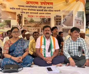 मुख्याधिकाऱ्यांवर गुन्हा दाखल करण्याच्या मागणीसाठी किशोर सोनवणे यांचे आमरण उपोषण सुरू